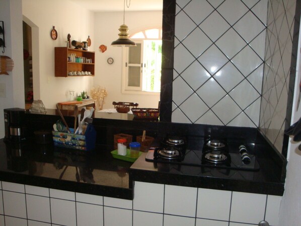 Geladeira, micro-ondas, fogão, cooktop