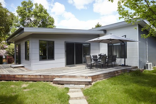 Cuballa - Just a few minutes flat  walk to town & the river .Modern clean house