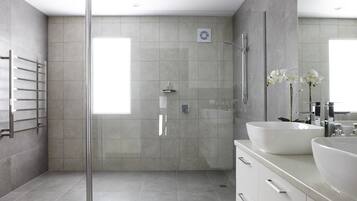 Baignoire, sèche-cheveux, serviettes fournies, savon