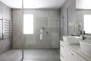 Baignoire, séchoir à cheveux, serviettes fournies, savon
