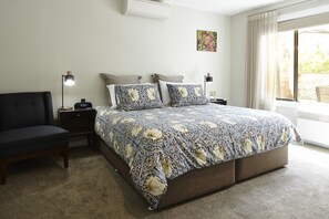 3 habitaciones, tabla de planchar con plancha y cuna de viaje 