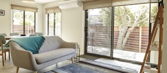 Cuballa - Just a few minutes flat walk to town & the river .Modern clean house