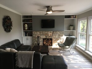 Smart TV, fireplace, books - Wild Basin Sanctuary (Austin)