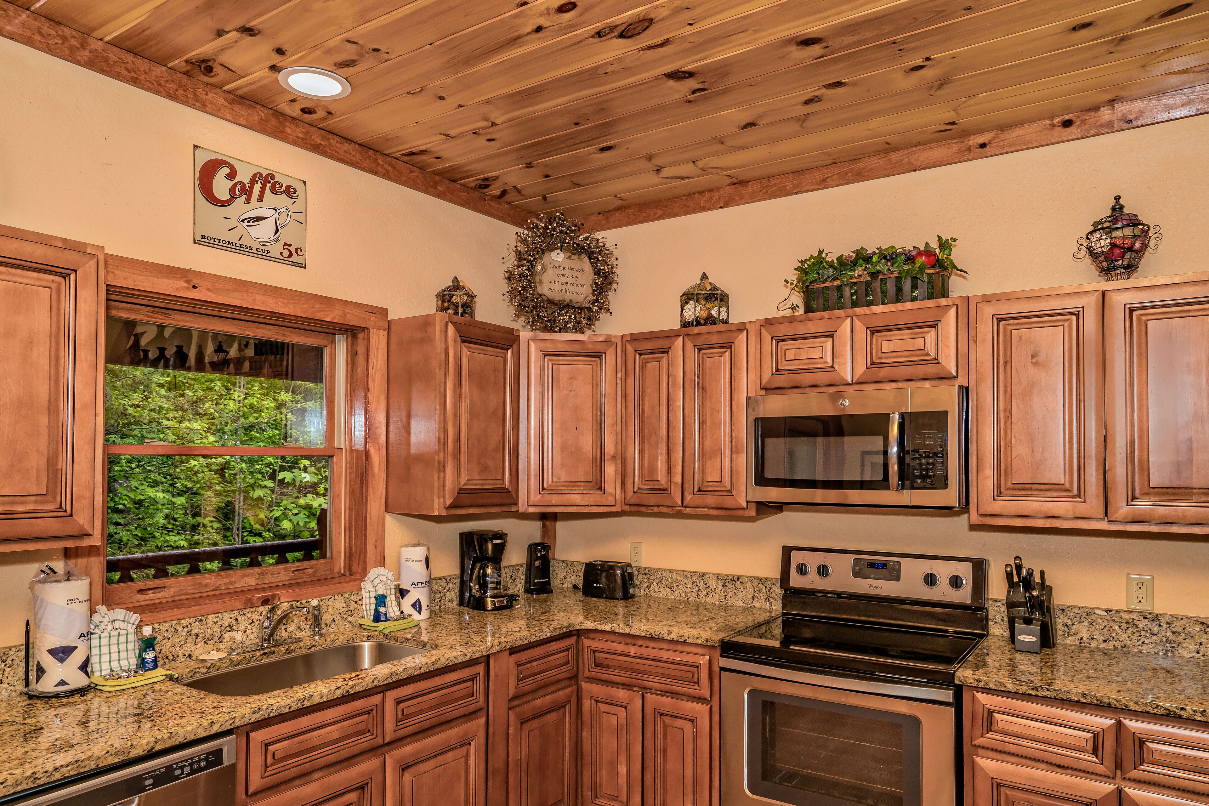 Poolin Paradise: Indoor-Pool! Home Theater, Game Room, Fire Pit, Perfect for large groups!