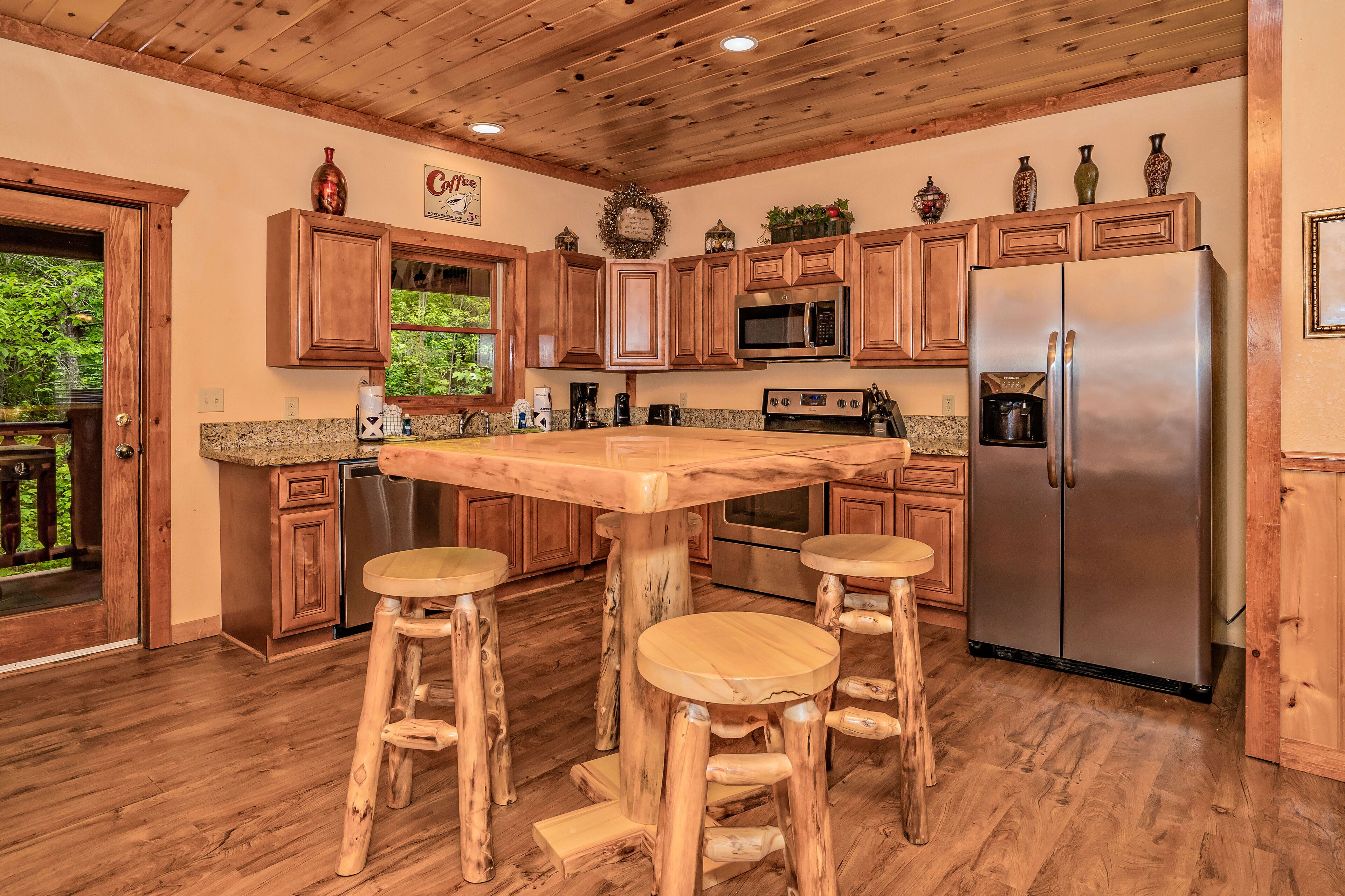 Poolin Paradise: Indoor-Pool! Home Theater, Game Room, Fire Pit, Perfect for large groups!