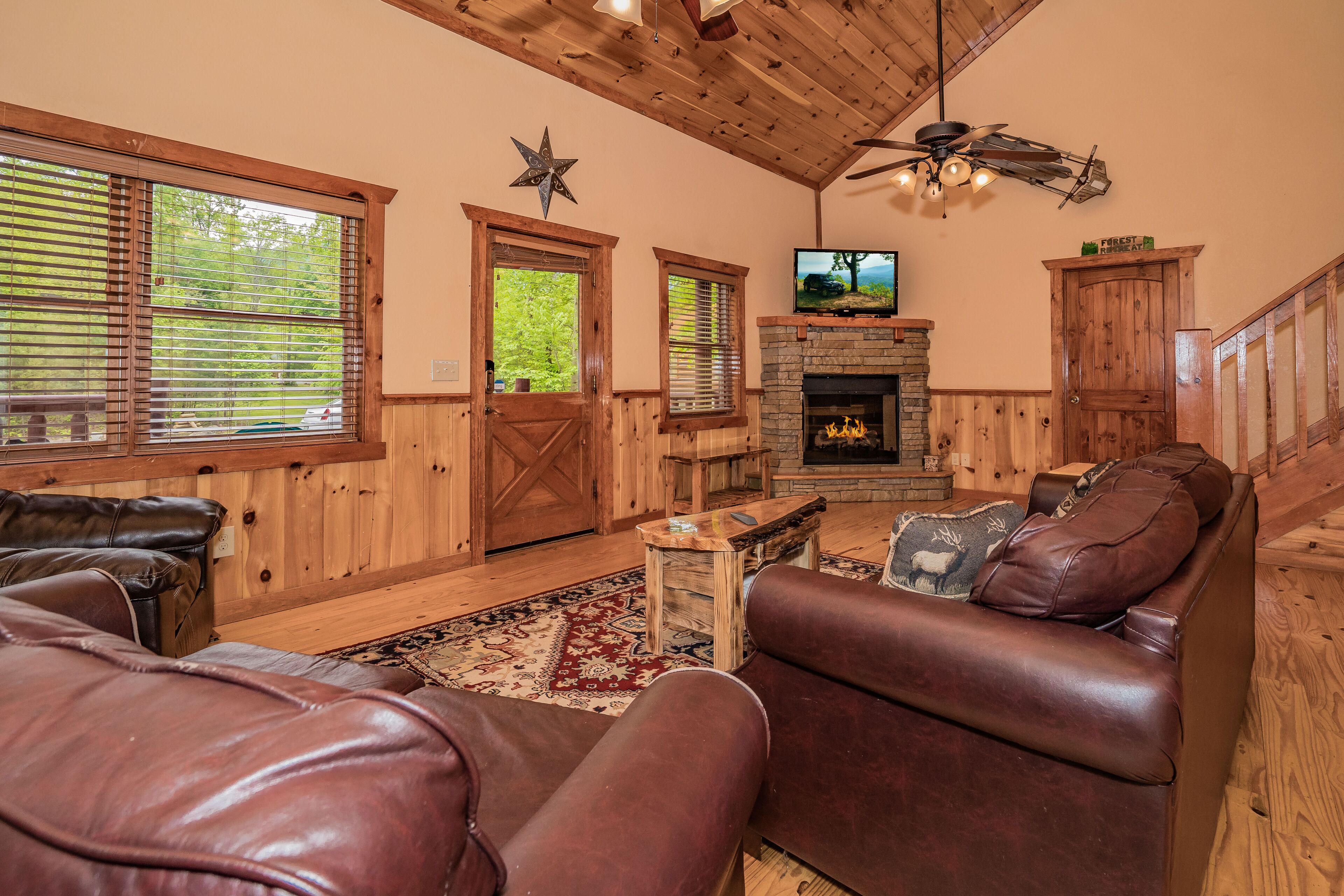 Poolin Paradise: Indoor-Pool! Home Theater, Game Room, Fire Pit, Perfect for large groups!
