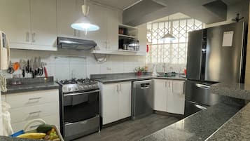 Refrigerador, microondas, horno y parrilla de estufa