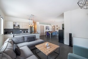 Fernseher, Kamin, Stereoanlage