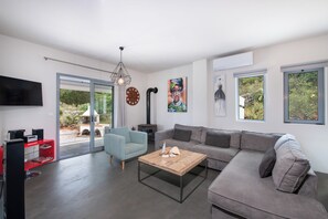 Fernseher, Kamin, Stereoanlage