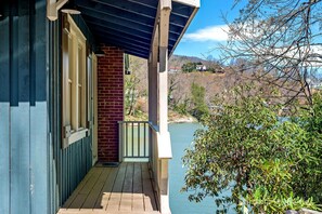 Property grounds - Bluegill Lakehouse - Carolina Properties, Lake Lure Lakefront (Lake Lure)