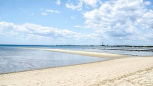 A beach with a clear sky and a calm sea. - Peaceful Condo for Cozy Cape Getaway (Provincetown)