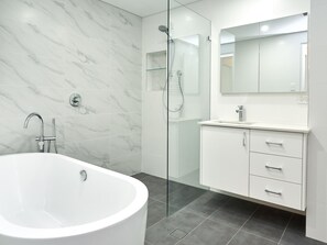 Badewanne, Haartrockner, Handtücher, Seife