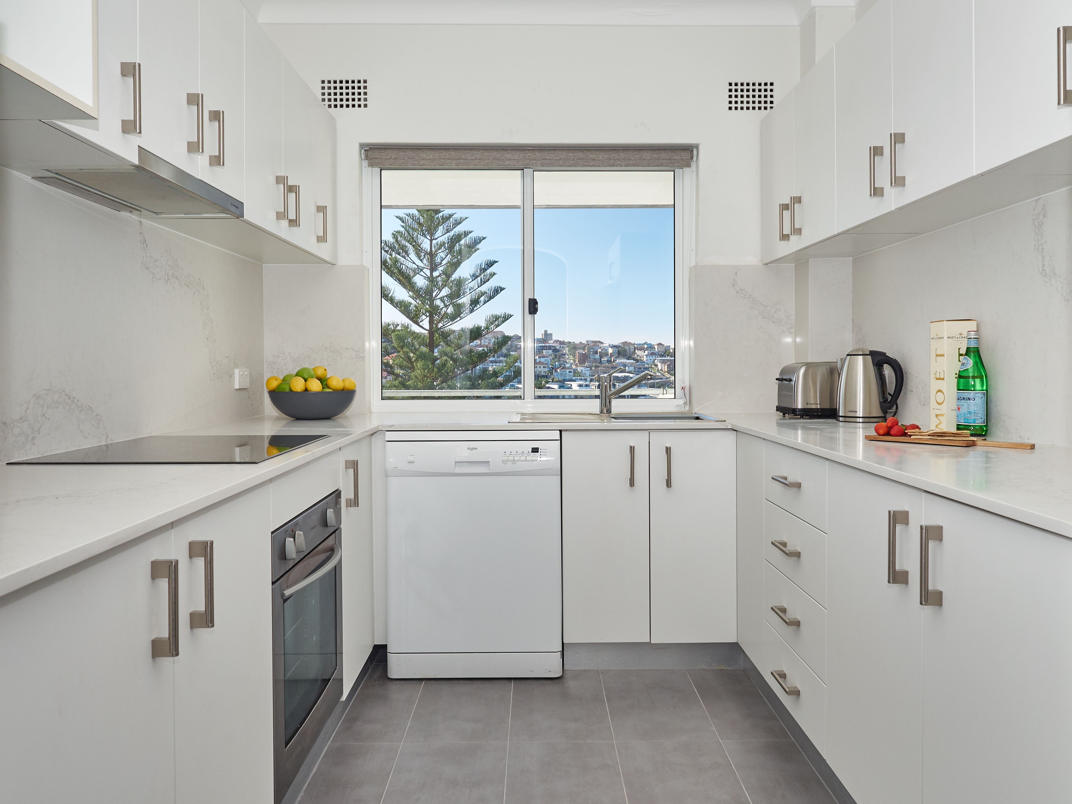 Ocean view apartment with a stroll to Bronte Beach — image 10