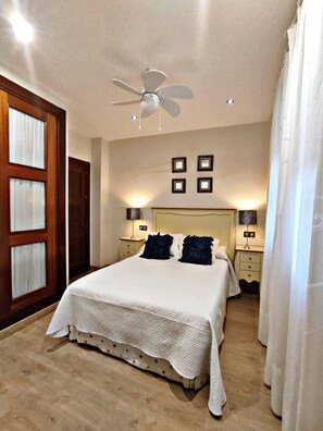 5 bedrooms, iron/ironing board, WiFi, bed sheets