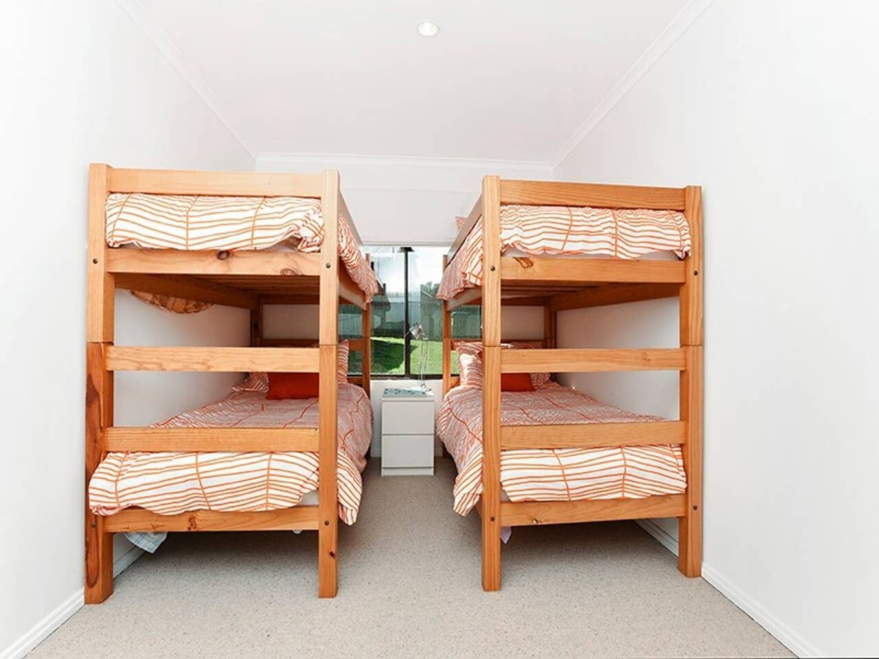 Aqua Bella - Unit 4/2 Hutton St-Wi-Fi - Oceanviews — image 10