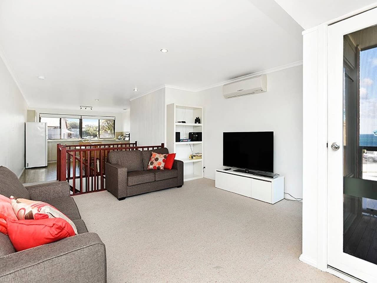 Aqua Bella - Unit 4/2 Hutton St-Wi-Fi - Oceanviews — image 11