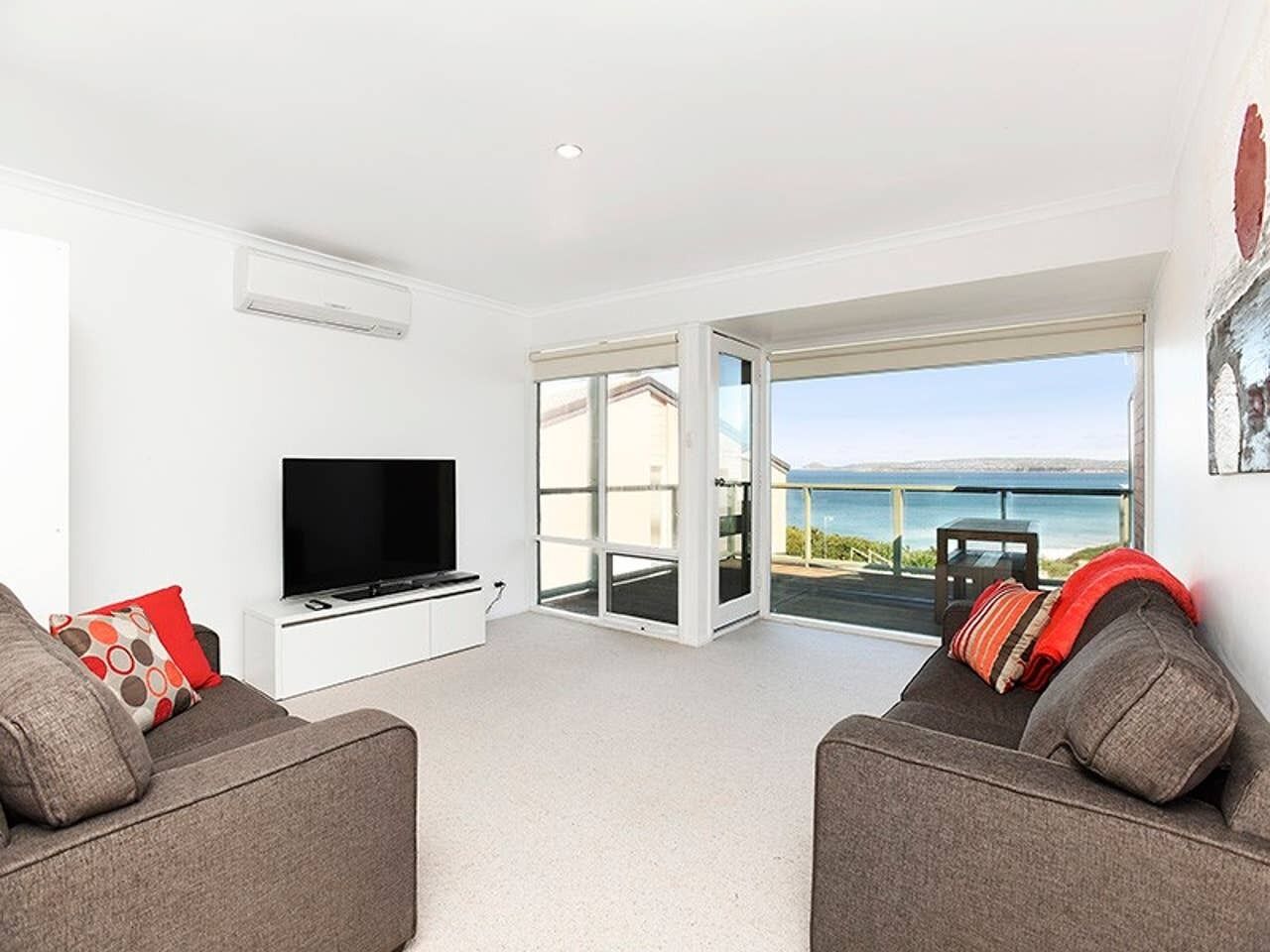 Aqua Bella - Unit 4/2 Hutton St-Wi-Fi - Oceanviews — image 6
