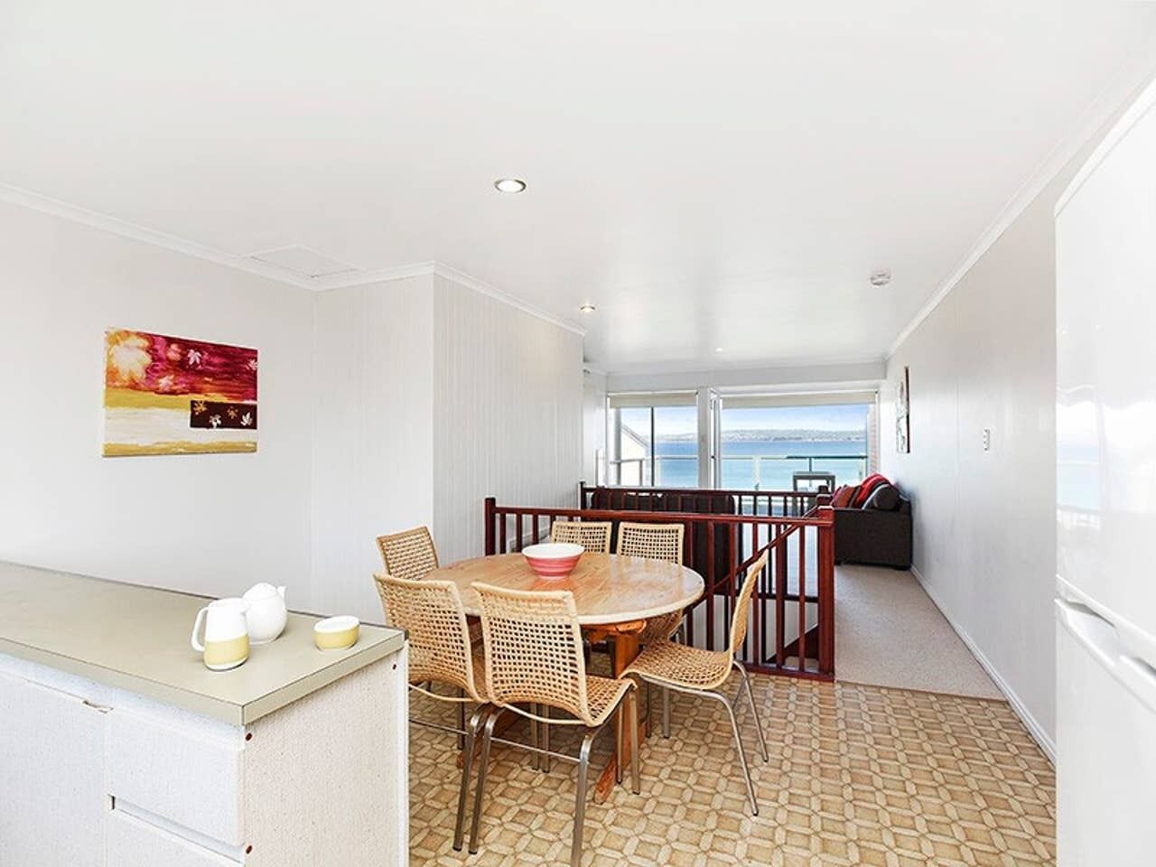 Aqua Bella - Unit 4/2 Hutton St-Wi-Fi - Oceanviews — image 12