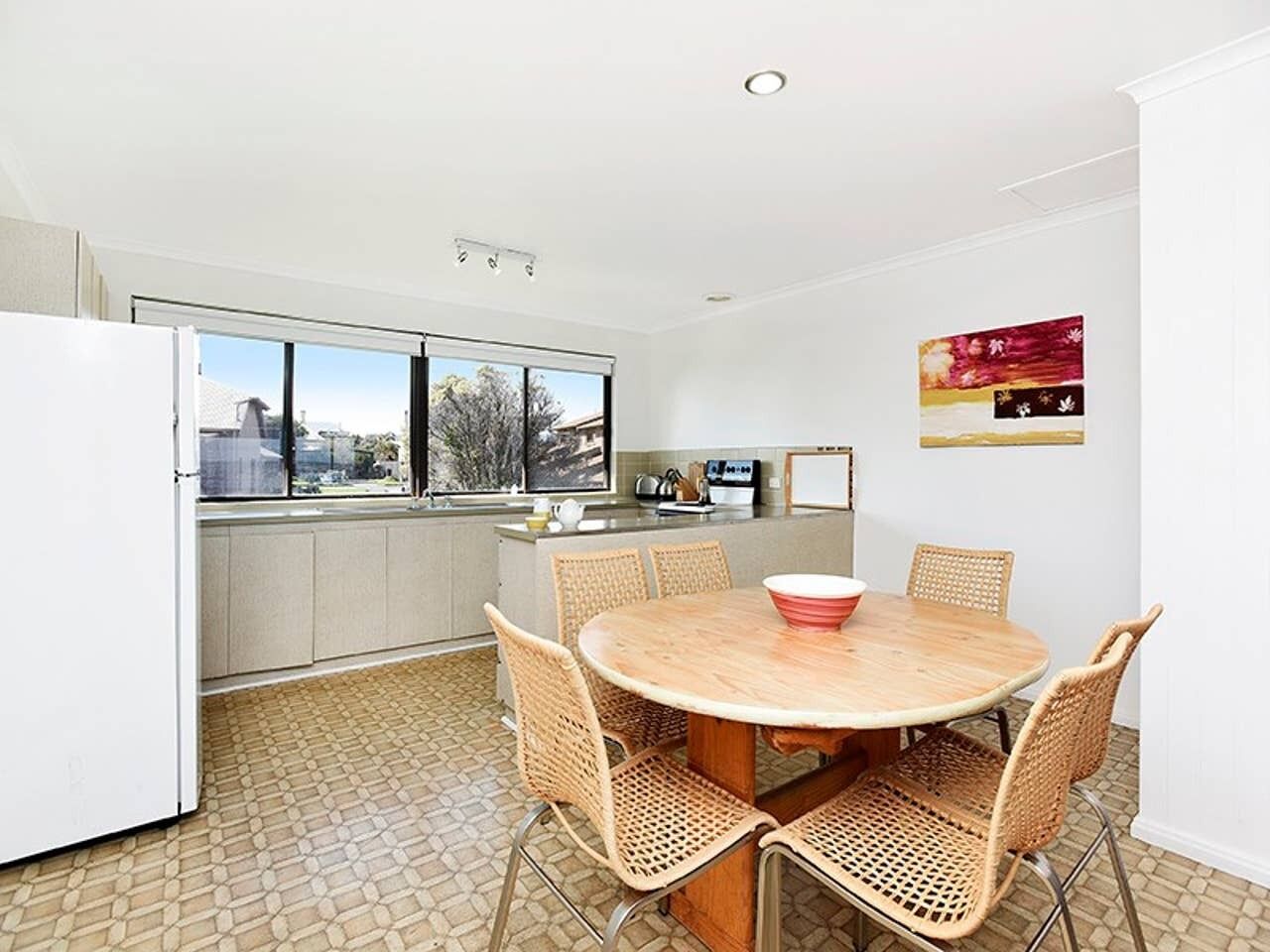 Aqua Bella - Unit 4/2 Hutton St-Wi-Fi - Oceanviews — image 8