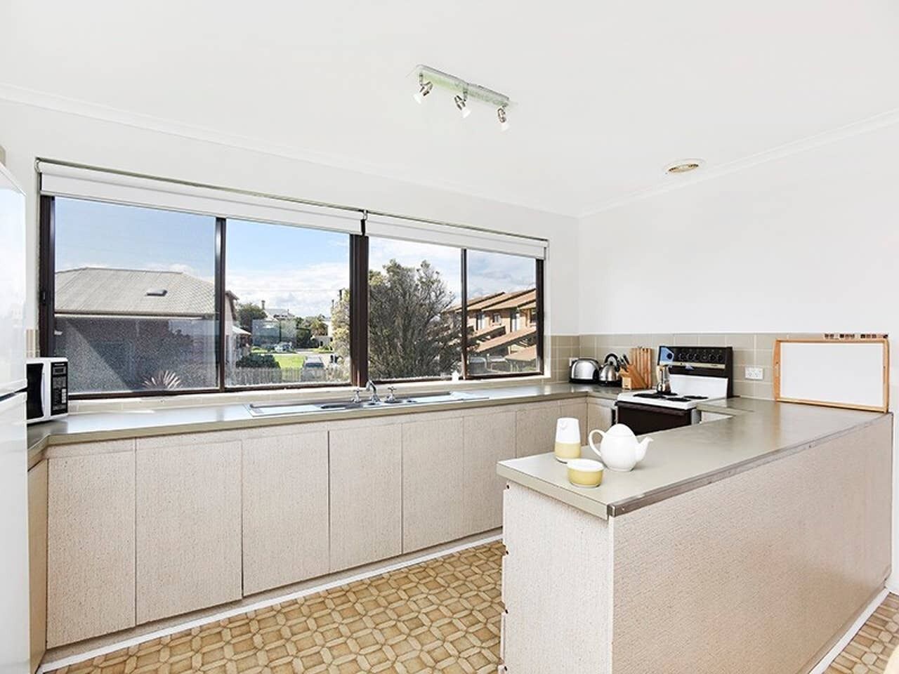 Aqua Bella - Unit 4/2 Hutton St-Wi-Fi - Oceanviews — image 3