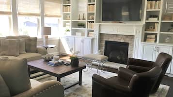 Een televisie, een open haard, een tafeltennistafel en boeken