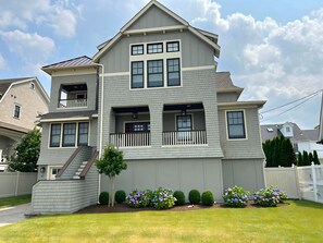 Exterior - Luxurious Bay Head Rental. Close to beach with Pool and Spa! (Bay Head)