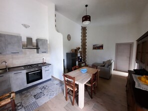 Fridge, microwave, oven, stovetop - Villa del Glicine a few steps from the sea (Perd'e Sali)