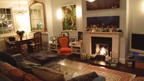 Maison (1 Bedroom) | Salle de séjour | Téléviseur de 20 po avec télévision numérique, foyer