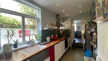 House (1 Bedroom) | Private kitchen | Fridge, microwave, oven, stovetop