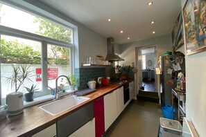 Maison (1 Bedroom) | Cuisine privée | Réfrigérateur, micro-ondes, four, plaque de cuisson