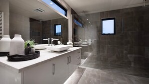 Bathtub, rainfall showerhead, hair dryer, towels - Retreat Lake Daylesford - Walking Distance to Lake Daylesford - Free Wifi! (Daylesford)