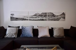 Apartment (3 Bedrooms) | Living room