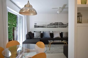 Living area - Breathtaking 3 Bedroom Apartment in Cape Town (Cape Town)