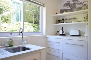 Apartment (3 Bedrooms) | Private kitchen | Fridge, microwave, oven, stovetop - Breathtaking 3 Bedroom Apartment in Cape Town (Cape Town)