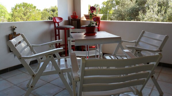 Outdoor dining - The attic in the villa (Plemmirio)