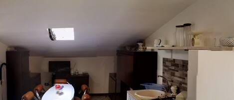 Een koelkast, een oven, een kookplaat, een koffiezetapparaat/waterkoker