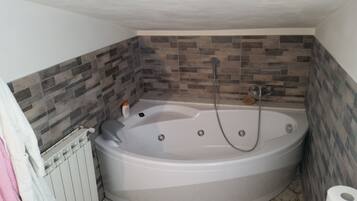 Badewanne, Haartrockner, Bidet, Handtücher