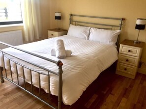 3 bedrooms, iron/ironing board, travel cot, free WiFi - ★ Modern House | Countryside Views | Playground ★ (Donegal)