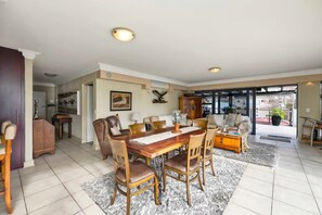 Apartment (1 Bedroom) | Private kitchen | Fridge, microwave, oven, stovetop - Bright and Stylish Beachfront Apartment (Cape Town)
