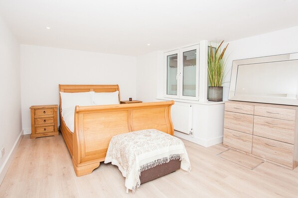 3 ห้องนอน, เครื่องนอนระดับพรีเมียม, เตารีด/โต๊ะรีดผ้า, Wi-Fi ฟรี