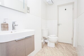 Een douche, gratis toiletartikelen, een haardroger, handdoeken