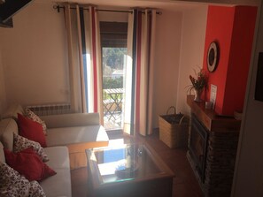 Fernseher, Kamin, Bücher