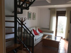 Fernseher, Kamin, Bücher