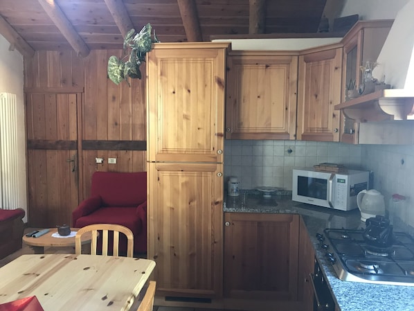 Microwave, oven, coffee/tea maker, electric kettle
