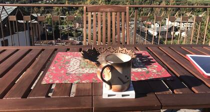 Impresionante lugar con impresionantes vistas a la terraza en las montañas. Fácil para viajar.