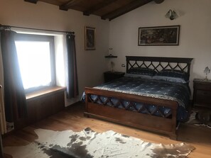 4 bedrooms, iron/ironing board, WiFi, bed sheets - Stunning place with awesome Terrace view right on the Mountains.Easy for travel. (Roisan)