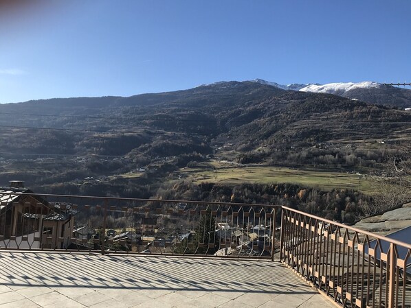 Property grounds - Stunning place with awesome Terrace view right on the Mountains.Easy for travel. (Roisan)