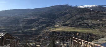 Endroit magnifique avec une vue imprenable sur la terrasse sur les montagnes. Facile pour voyager.
