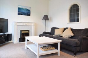 Apartment (1 Bedroom) | Wohnzimmer | Fernseher