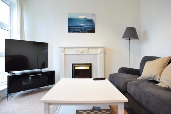 Apartment (1 Bedroom) | Wohnzimmer | Fernseher